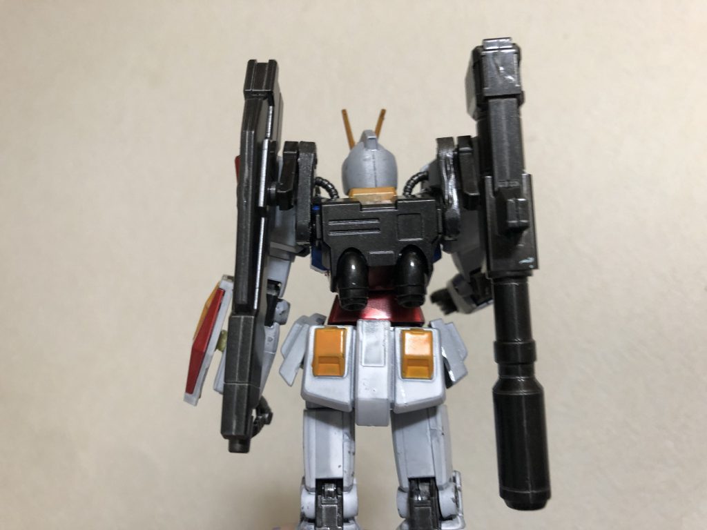 背中。武器や関節はMr.カラースプレーの黒鉄色を使用。