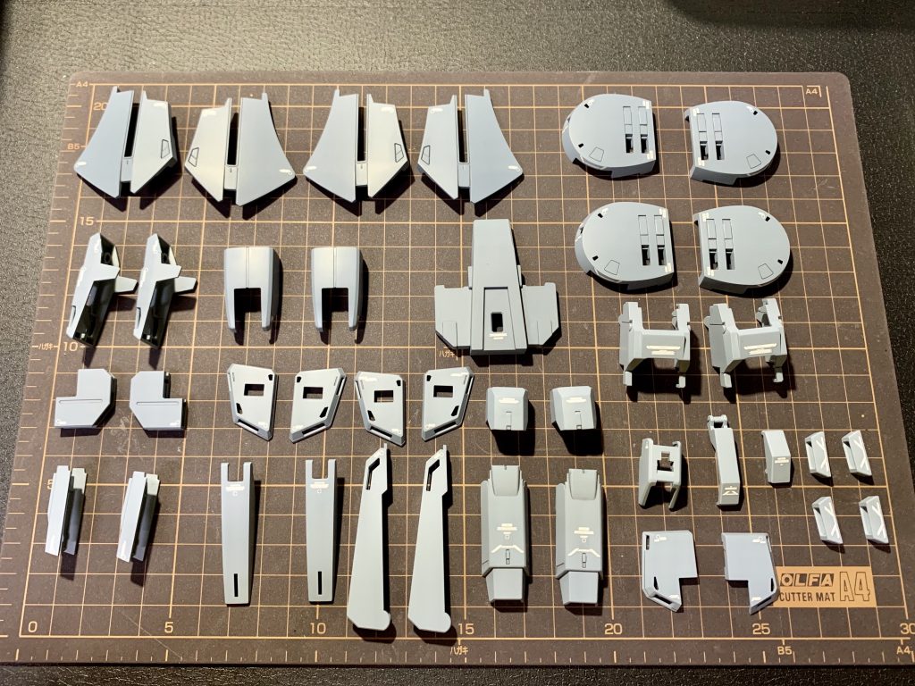 デカールは貼り終えるたびに並べて貼り忘れがないか確認、これもひたすら繰り返しめっちゃパーツ量多くて大変だったですが完成した時はものすごく嬉しかったですね〜