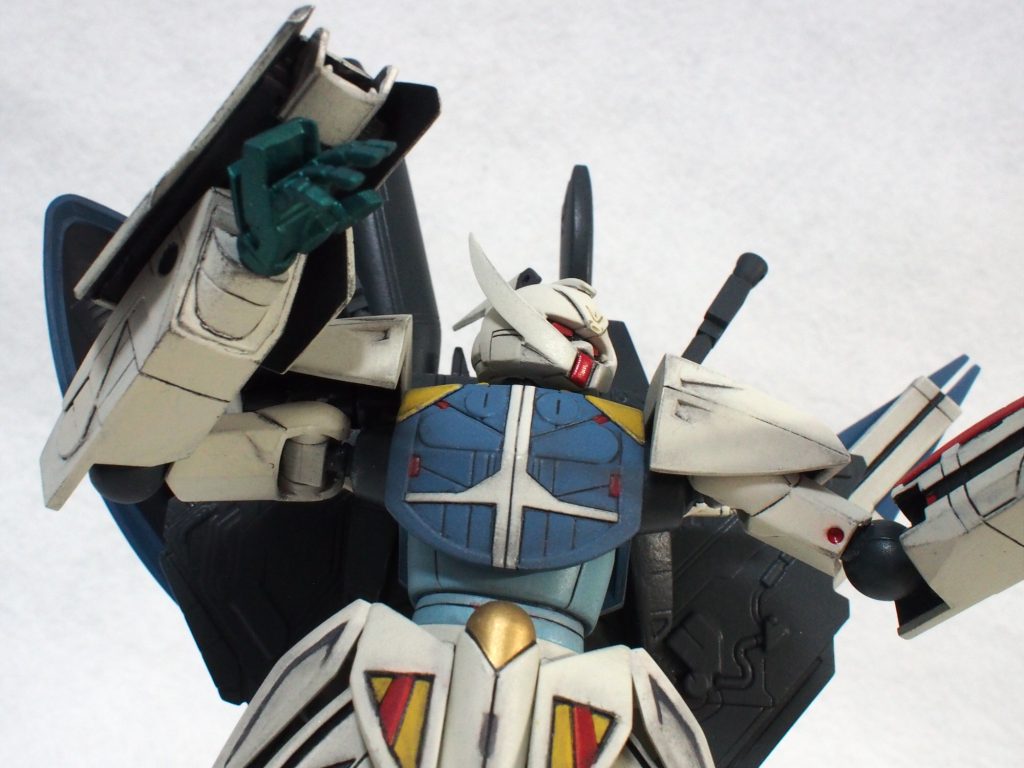 なるほど、シャイニングフィンガーとはこういうものか!!プロテクターは基部と本体を磁石で繋ぎ、レール式に前にずらせます。ハンドパーツは装甲をパカパカ開く感じで作りました。ナノマシンを散布して敵機の頭部を溶断破砕します。