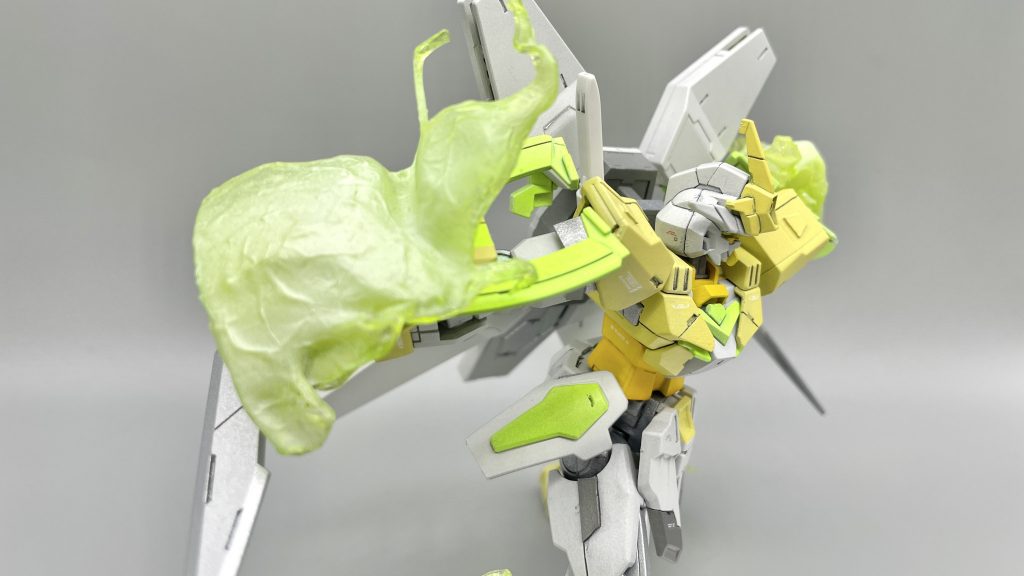 あと透明プラ板を炙って色塗った自作のエフェクトパーツとかも磁石でくっつけてます