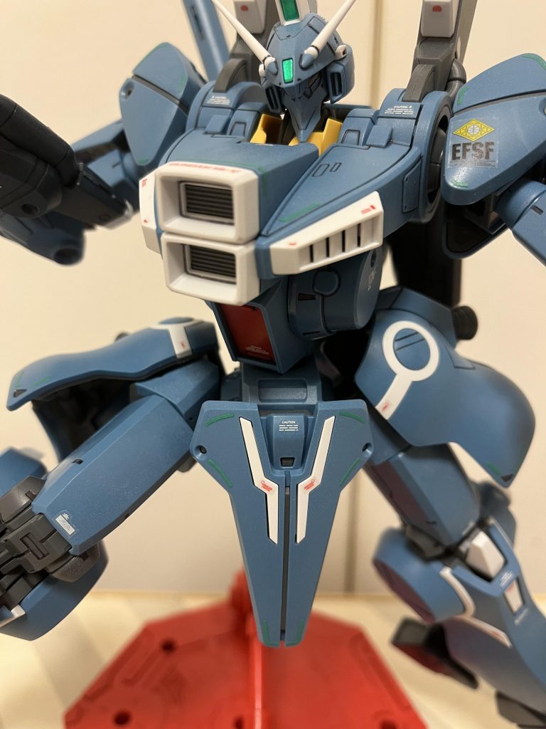 機体各部に目立たないように緑のラインを貼ってみました。普段こんなめんどくさいことやらないのですが、そこにヘビガンのシールの余りがあったので、、でも、さりげなく雰囲気が変わったのでよかったです。