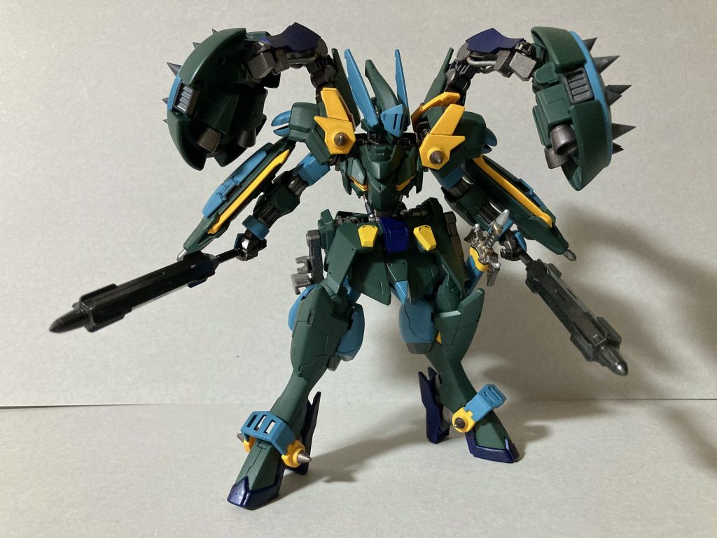 背中から伸びた副腕によるラウンドバインダはフレキシブルに動き、どんな方向からの攻撃も防御が可能。