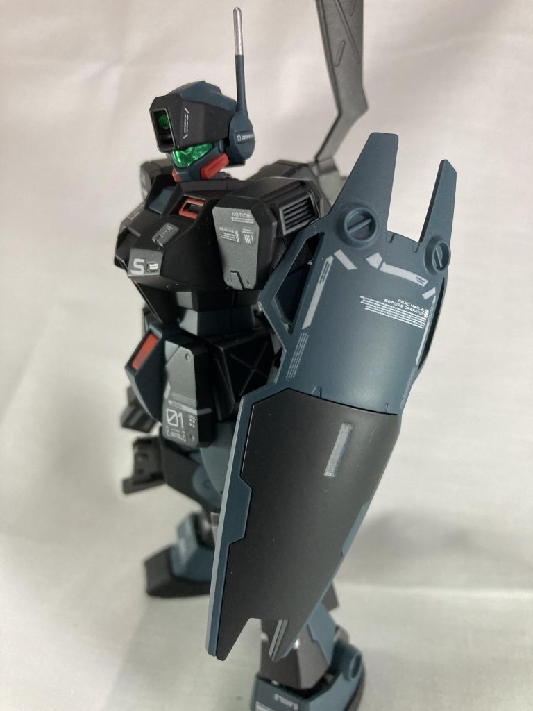 シールドデザインが結構好き、ただ武器構える時にちょっと邪魔になりがち…ついでに余ってたガンダムデカールをここで使い切りました