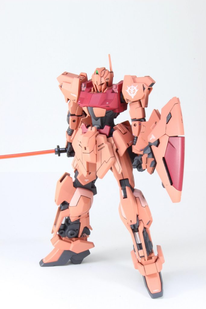 装備を全て使い切った後の軽装モード。シールドは1枚になって、ビームサーベル装備。わりとこの形態お気に入りです。