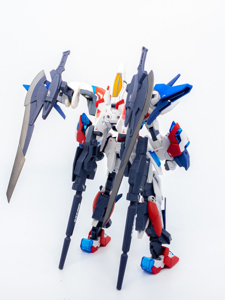 突貫で作ったので全塗装はせず、成形色に部分塗装、スミ入れ、デカールで仕上げました。各ガンダムのパーツの成形色を上手いこと活かしてます。