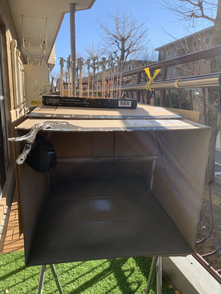 塗装ブースが無くて段ボールで手作りしましたが、スプレーだと吹き返しがひどい…