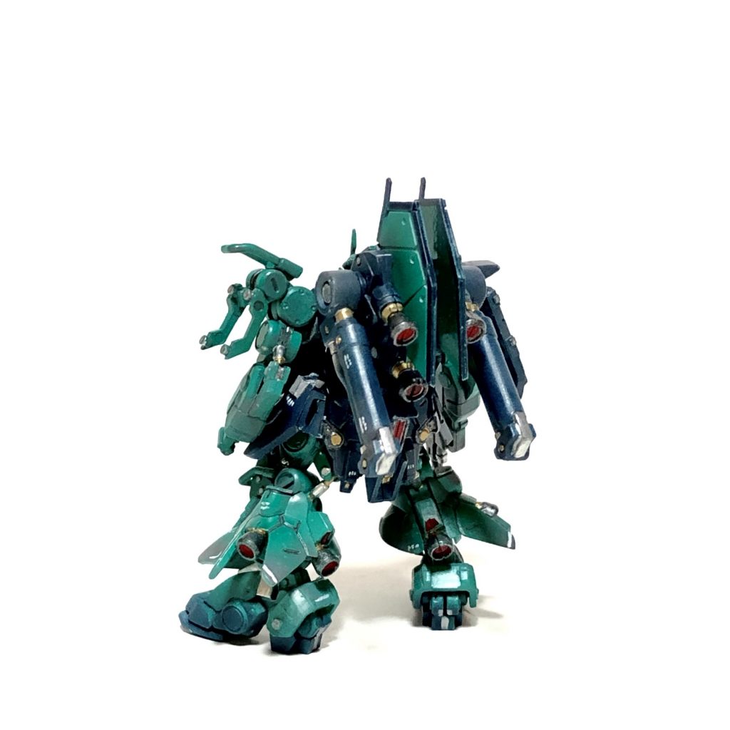 うしろ元々は藤田氏がアクシズ側の機体としてデザインした機体であるものの、富野監督はアムロの搭乗機であるという旨を伝えなかったため、放送時にアムロの搭乗機として出た事に藤田氏は驚いたとの事。