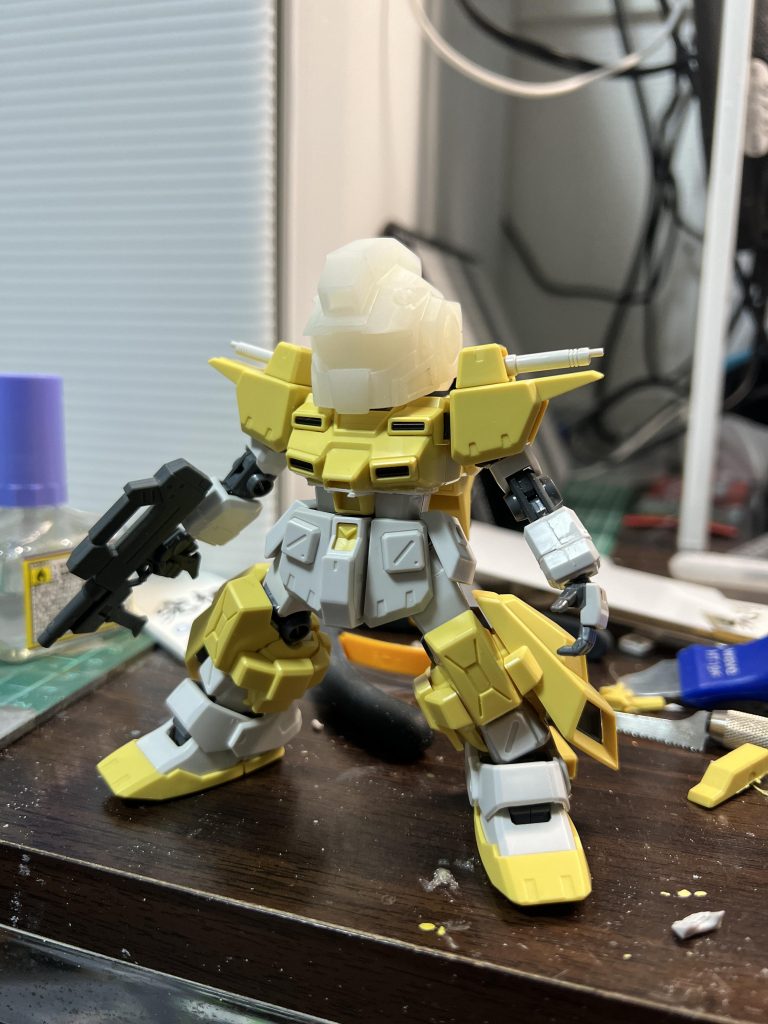 手足・胴体を短縮化し頭部を乗せてバランスを見ています。