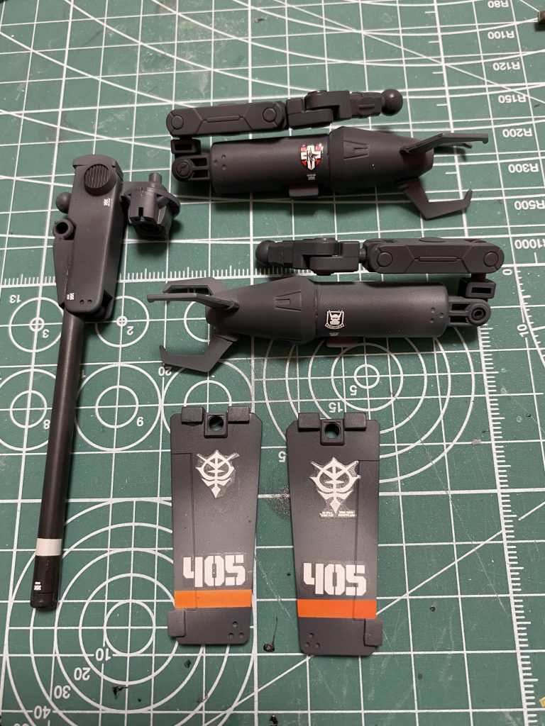 デカールワーク 550分の1なので機体番号や軍のマーク意外は極小のデカールを雰囲気見ながらボチボチと。