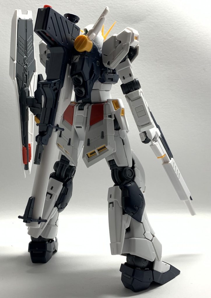 同じく未装備の後ろ姿。