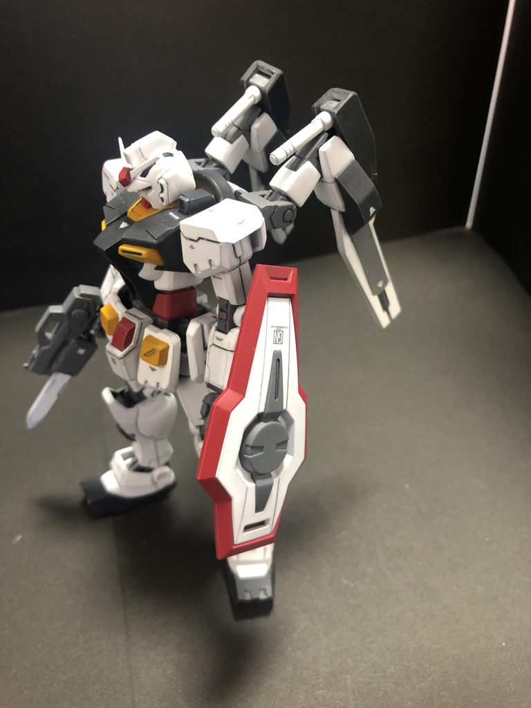 背面のアームは割と自由に可動します。こうすると羽のような形。ちょっとHi-νガンダム風ですね。