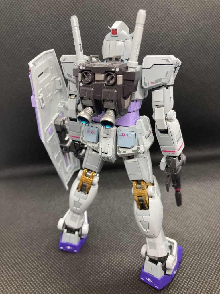 関節は悩んだ挙句ゴールドで仕上げてみました。付属のリアリスティックデカールではカッパーでしたが、マグネットコーティングにバージョンアップしたのなら少し豪華に見えるようにとアクセントのつもりが、ちょっと主張が強くなりすぎました。シールドの裏はサボってます。気が向いたらいつかチャレンジ