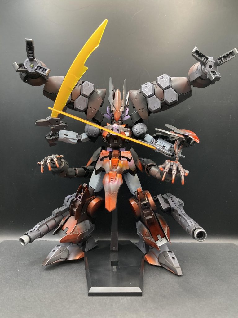 阿修羅らしく、6本の腕を展開したモード。特にバックパックからの上腕2本はアーム&メガ粒子キャノン装備。8つの蓋には周辺の敵を切り刻むMS電子カッター内蔵。