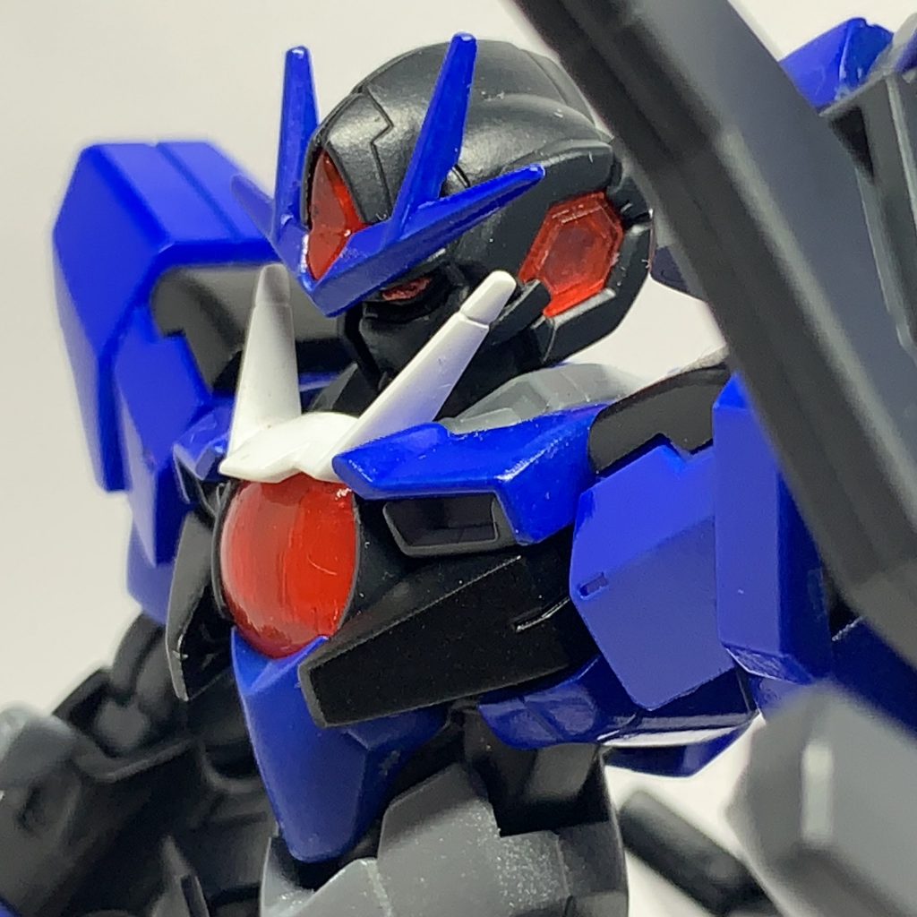 最後に胸部アップで〆。以下、設定になります。クアンタ・イミテーション形式番号:GNT-0000/Re武装:GNソードⅡブラスター×1        GNバスターソードⅢ×2        GNカタール×1        GNビームマシンガン×2        GNビームサーベル×2　　GNライフルビット×4ビルドダイバーズ  Revival Memories設定フォース〈REVIVAL〉がベアッガイフェスにて襲撃された謎のガンプラ。サファイアの製作したクアンタ・ラピスラズリと酷似しているがその経緯は不明のままである。基本的にはサファイアの使用するクアンタ・ラピスラズリとほぼ変わらない性能ではあるもののオリズ(OREZ)が使用する際にはそれ以上の威力を発揮している。レイの操るガンダムブラックランサーと共にGBNで稀に出現している。しかしなんの目的であるかはわからないままでGBNをプレイしているダイバーからは恐れられている。＊＊＊