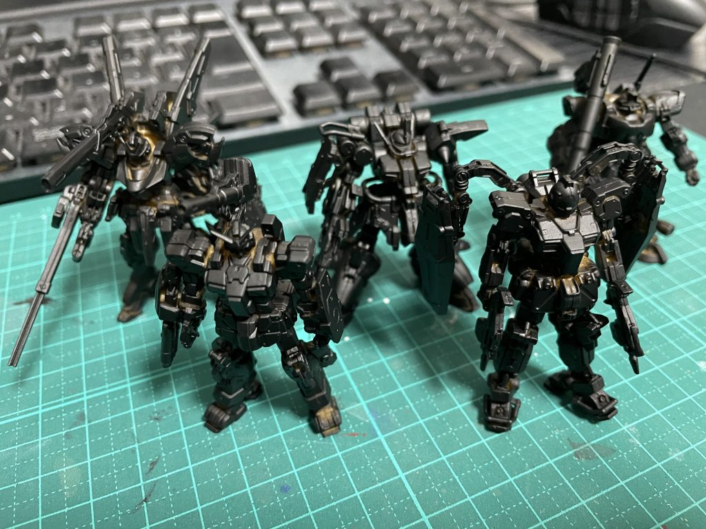 シタデルのサーフェイサーを吹いた後、これですらかっこいい私はめんどくさいので組み上げたまま吹くので色乗ってないところがかなりありますが、少しならシタデルカラーのパワーで消えるので気にしなくて済む。 