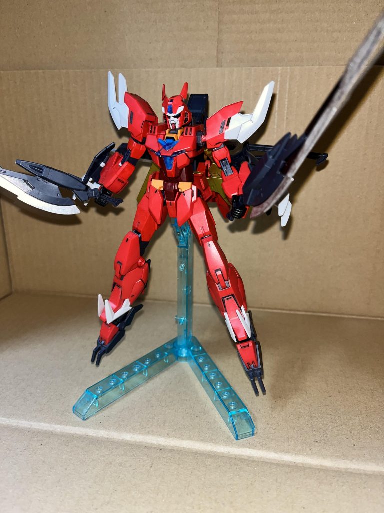 プラネットシリーズのアーマーは一通り装備可能ですが、アルスコアガンダム用のアーマーはサイズの関係でバックパックが装着できないです。マーズアーマーを装備すると本体の色も相まって赤一色な感じです。