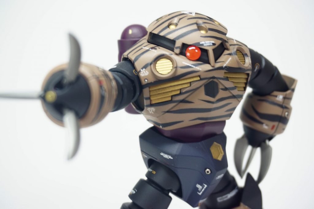 所々にメタルボールやビーズ埋めてます