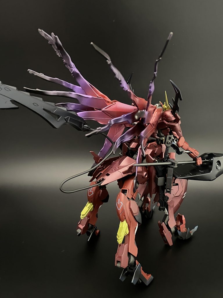 背面ヘリオス(フリーダム)のウイングを熱して変形させ、根元は元の形を残すことで生物と機械の中間っぽく制作しています。テイルブレードは付属のものがチープすぎたのでハシュマルのものを採用。