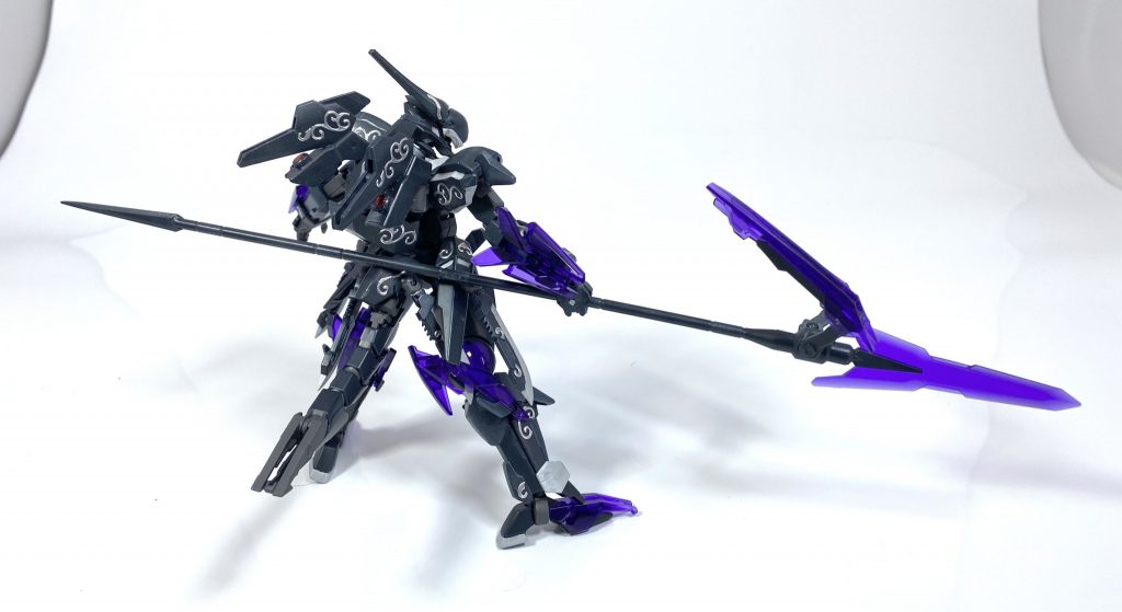 [黒竜槍　ヴァーダン・シュトーツェン]本機のほとんど唯一にして最大の武装。身の丈の2倍に迫るほどの長さを誇る長槍。刺突、薙ぎ払いなど、リーチを活かしたさまざまな攻撃の主軸となるほか、棒高跳びのように長槍を利用して高高度跳躍を行う。