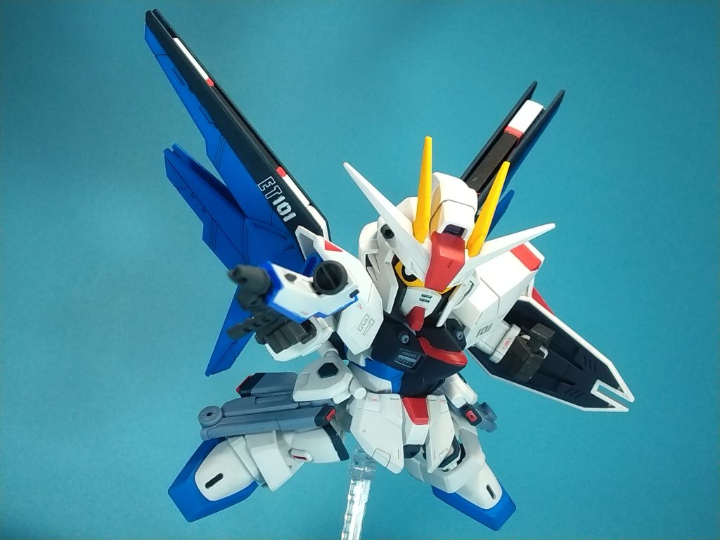 フリーダムは腰のサイドアーマーが稼働するので、足の開脚がそこそこし易かった為、下半身のフレームはSDフレームのまま撮りました。前回のG3(CSフレーム)みたいなポージングをさせてみたり。