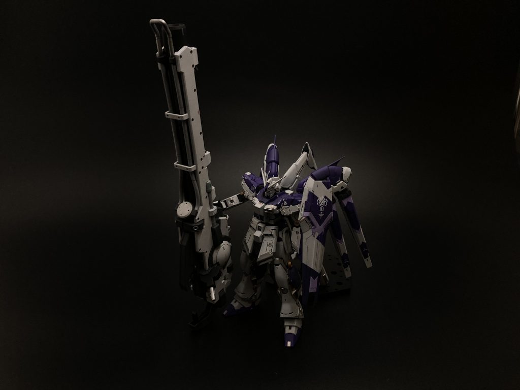 Hi-νガンダムに所持させるとこんな感じです。安定して片手所持ができます。