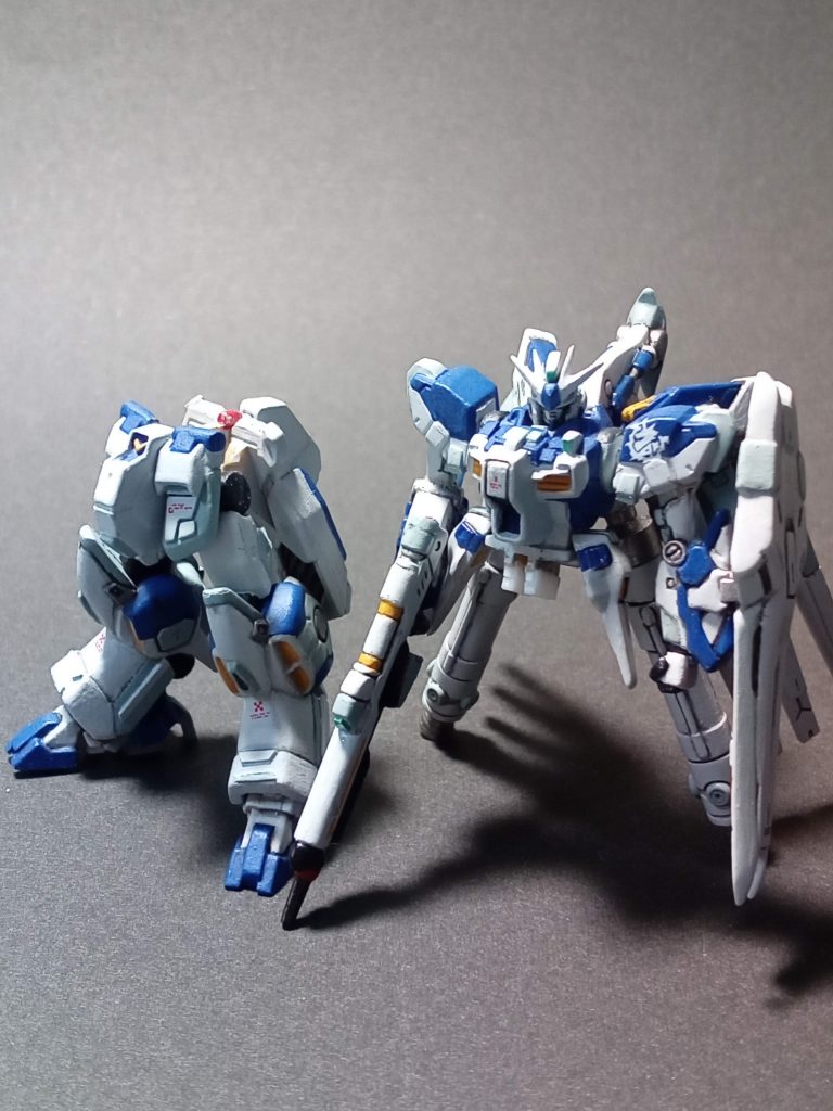 かかとを上げる以外に何か高さを出せるものはと考え、股関節の軸を2㎜さげるように改造。胸部、腰の装甲もプラバンなどで変更。