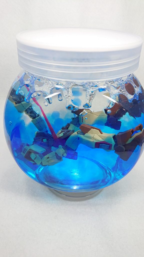 水を入れた際にできた気泡が、より沈んでいく感を強めてくれました