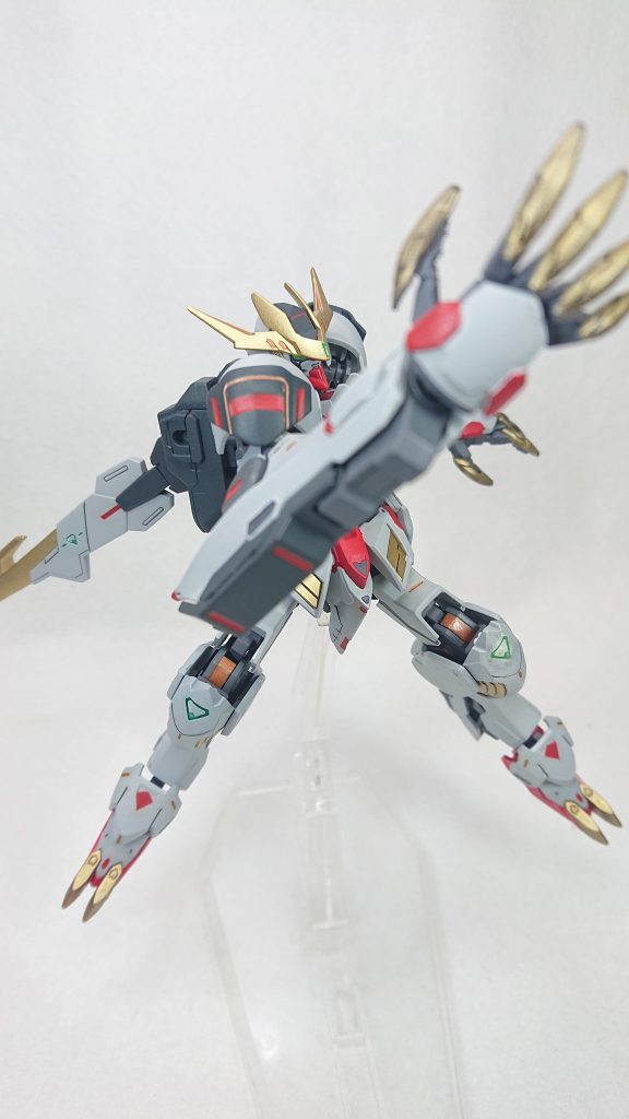 黄色いパーツや爪の部分はゴールドに良い感じになったかな