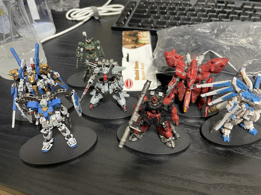 転がりやすかったので、Amazonで適当に買ったモデルベースにくっつけたところphase1の物も一緒に並べた