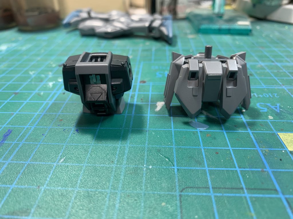 胴体後ろ ストライカーパックは装備させないので接続用の穴はプラ板等でディテールに変更