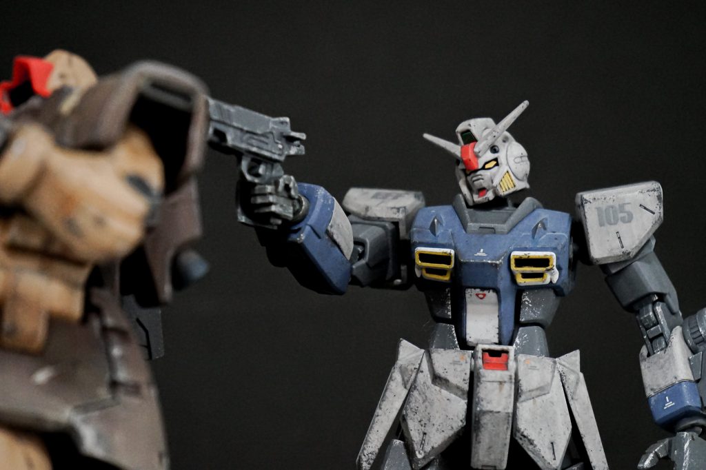 ガチン・・・「・・・なんだ!真後ろだと!?」以下、脳内妄想です。地上の廃都市に潜むジオン残党勢力は連邦軍の補給部隊を度々襲い、討伐隊は地の利を活かした彼らの戦術に苦戦を強いられていた。とある高官の私兵集団とも噂される特殊部隊「Hide and Seek隊」は、こうした都市部の残党狩りを目的として編成されている。本機はベース機の高い運動性とステルス機能を活かし、市街地戦闘に特化した装備改修が施されている。型式番号に付加された「it」は、英語圏における鬼ごっこの鬼役を意味する皮肉めいたもので、正式な型式ではない。