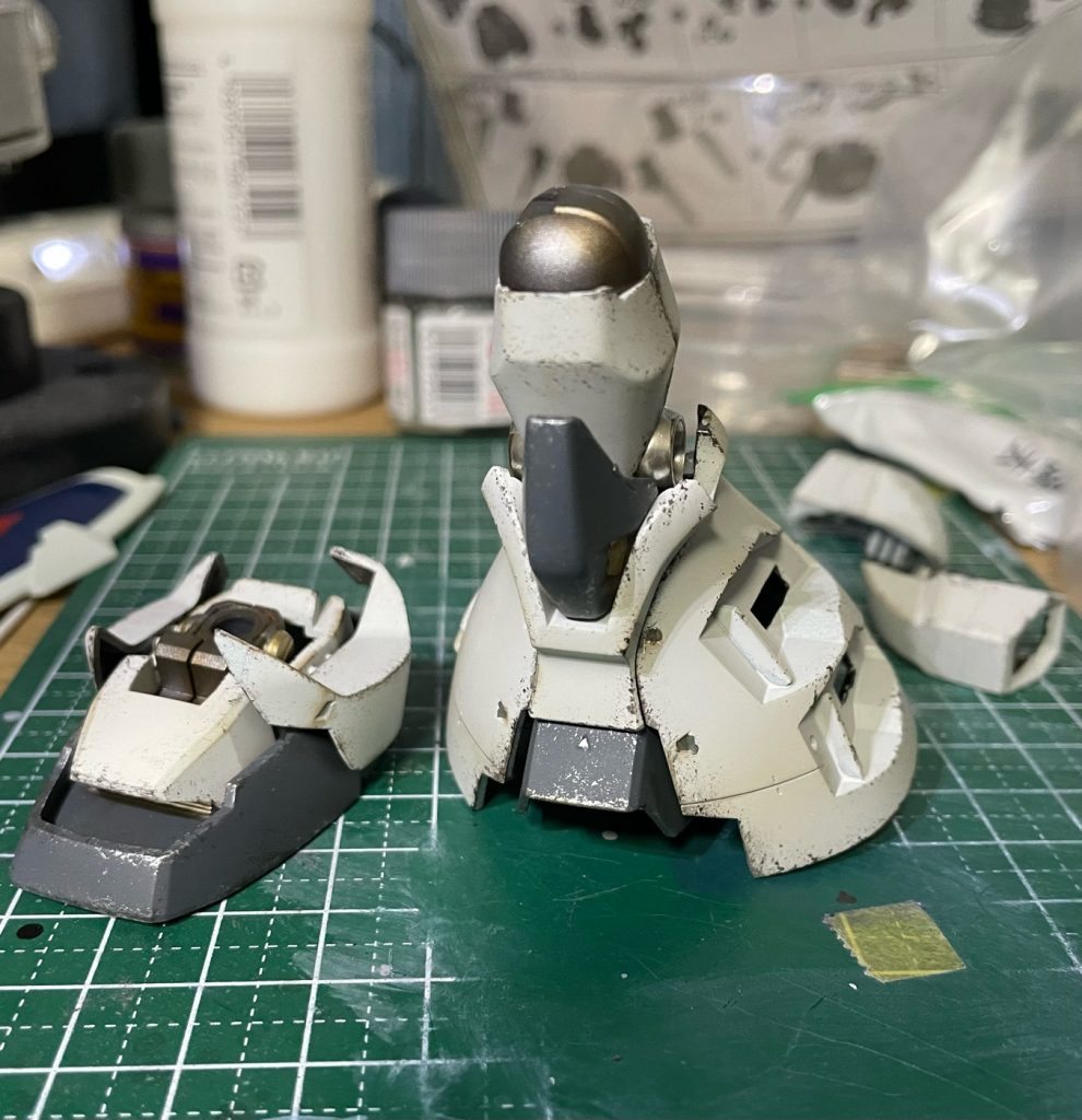 焼鉄色(グレー部分はクロームシルバー)でスポンジチッピング、リアルタッチマーカー(グレー2とブラウン)でボカシ・スミ入れをしています。手法自体はガンプラ凄技テクニックのをそのまま真似ています。ウェザリングマスター(赤焼け、スス、マッド、ライトサンド、オイル)もスラスターや関節部分を中心に使用しています。