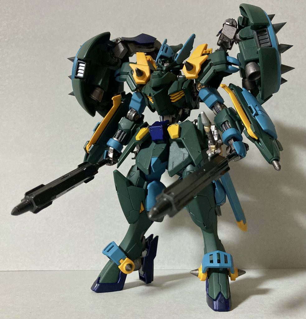 フロント。ガンダムフレームとしてもだいぶ重量感のある見た目となりました。胴体・脚部はバルバトスルプスレクス、腰にアスタロト、腕部・足首は端白星を使用してます。