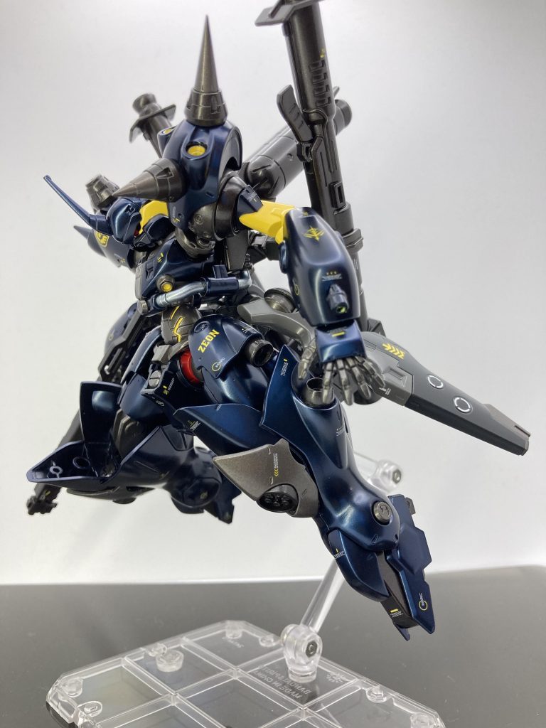 脚部1番機転を効かせたのは脚です。単にケンプファーの足を逆さましただけですがココに行き着くまでが時間が掛かりました_(:з」∠)_マックナイフらしい浮遊型を演出したいけどこの脚を逆さまにしただけでは様にならない…そこでジャンクパーツから足首と膝パーツを設けて纏まりを出しました。