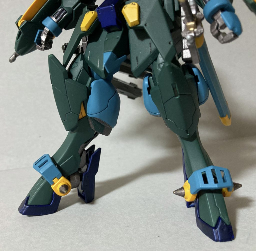 脚部はルプスレクスを基本にサタニクスアーマーのサイド部を膝に追加、脹脛にフェイクニューの脹脛パーツを追加。足首の端白星にジャスティスナイトのアンクルアーマーを追加してます。