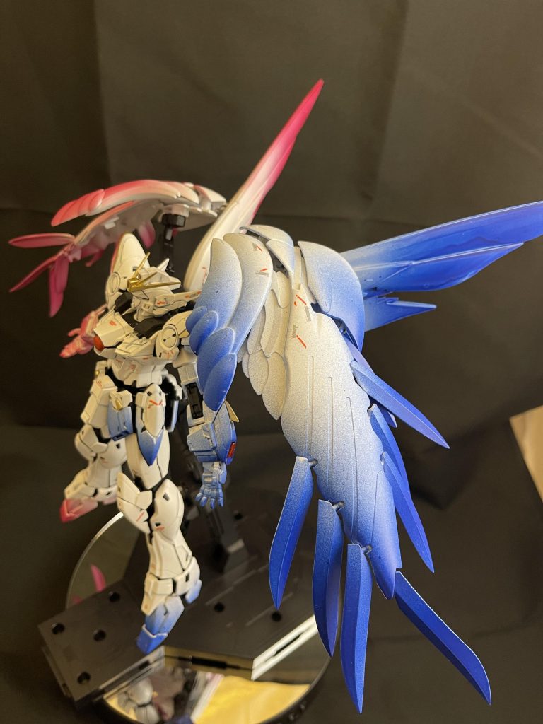 フレームはマットブラック、装甲面は一部メタルゴールド、ゼロシステムとカメラ類はレッドメタリックに塗装。グラデーションは先端部、ウイングバインダーは上部にもあえてグラデーションを入れて引き締めたつもりです🐰