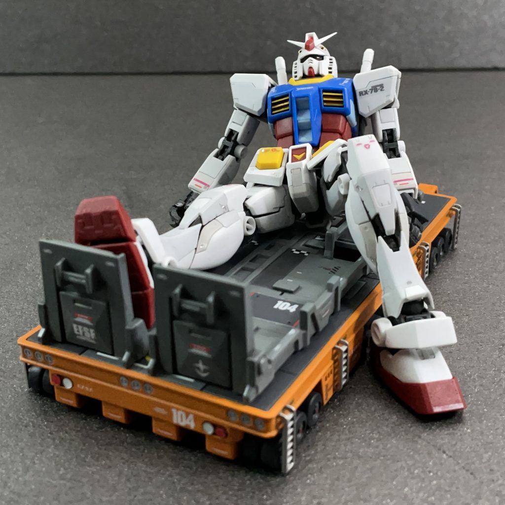 重機っぽくしたかったのでオレンジ色に塗装。リアルグレードガンダムは、寝かせるとディティールの細かさが引き立ちますね。