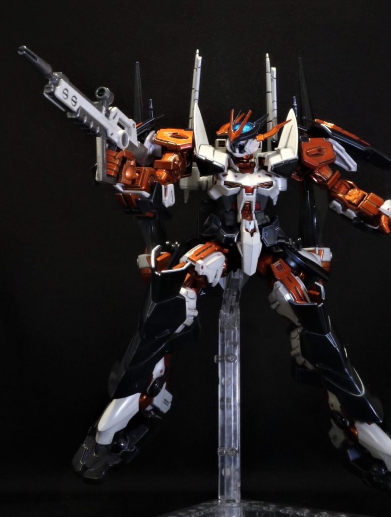 ポージング③: ビームライフルを構えて。ディスティニーガンダムと同型のビームライフル。バックパックに懸架可能。