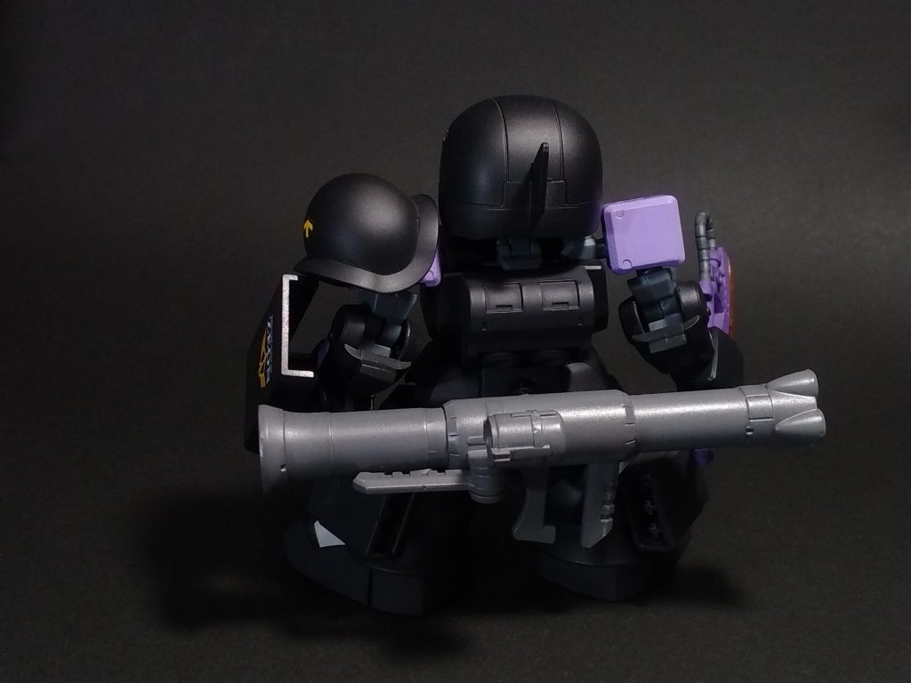 モノアイがデフォでクリアパーツ+反射シールなので、どうにか光を当てて「ぐぽぉぉぉん」ぽくしてみましたが、そのままだとなかなか難しい・・・塗装は充電式のエアブラシを使ってメインの黒を、紫その他の部分は筆で塗り分けています。仕上げのつや消しクリアをエアブラシで吹いたのはこれが初めてでしたが、肌理が細かく出来て驚きました。