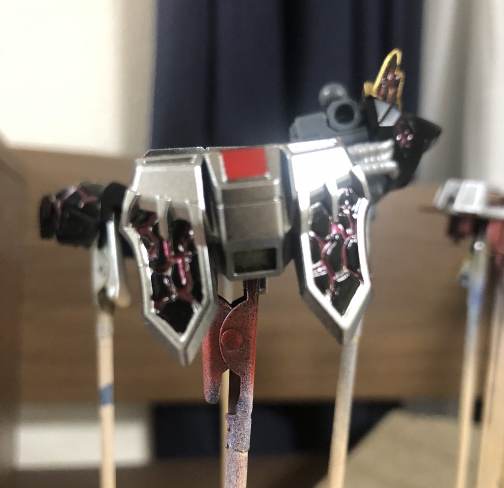 塗り分け作業中の写真です。ラッカー塗料の上から、水性塗料、エナメル塗料の2種類を使って塗り分けました。