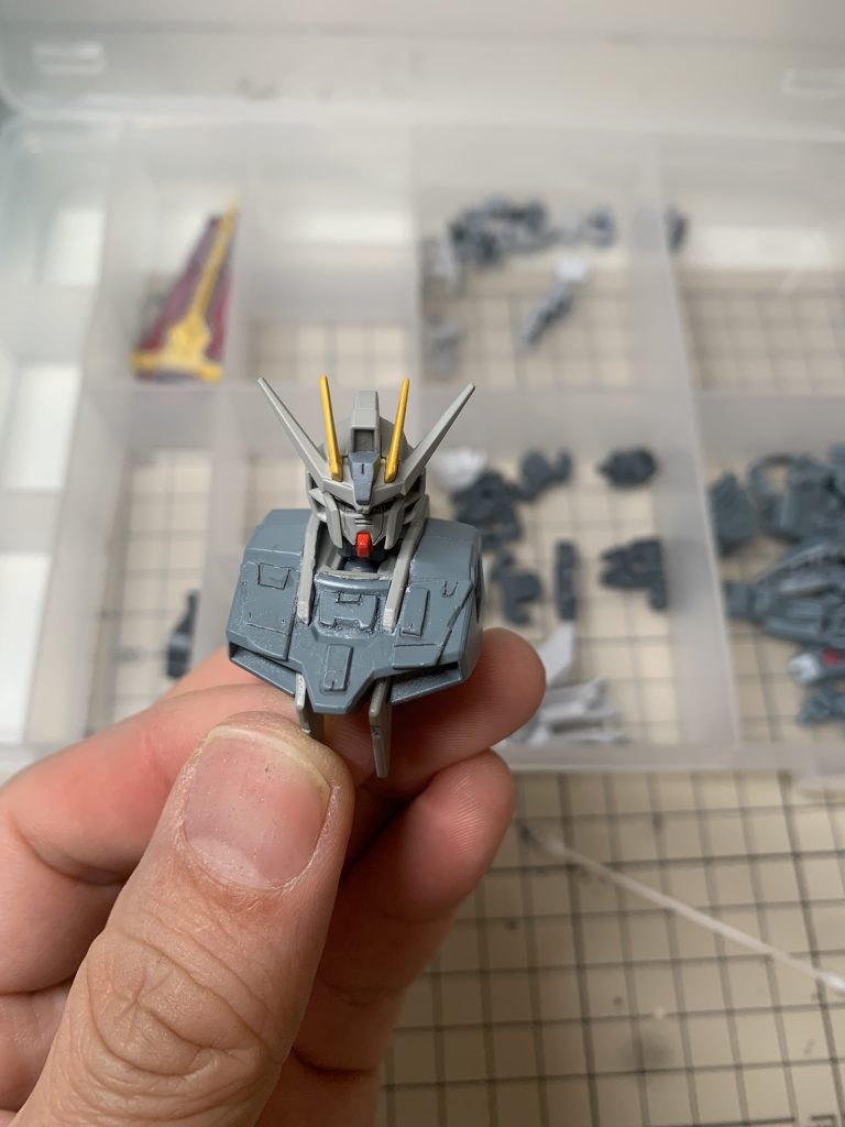 ディテールが凸凹ですね。ちなみにこのカラーはスノーホワイトをちょっと悪くしたくて。