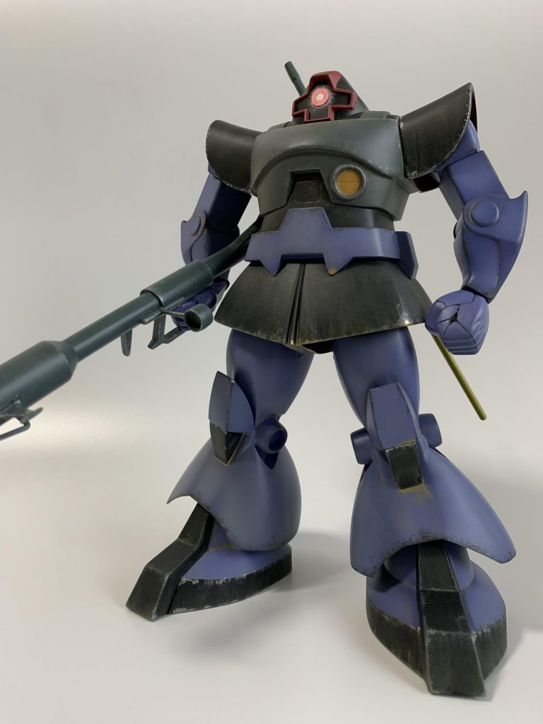 可動はしませんが、プロポーションは最初から完成されていたと名高い旧キット、さすがです。かっこよく八の字立ちさせる以外特に改造してないです。