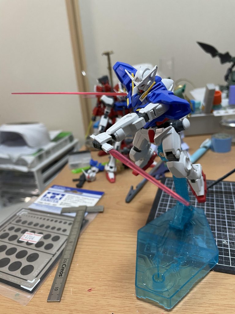 付属のサーベルはガンダムAGEからビームの刃を流用すればカッコよく飾れます!