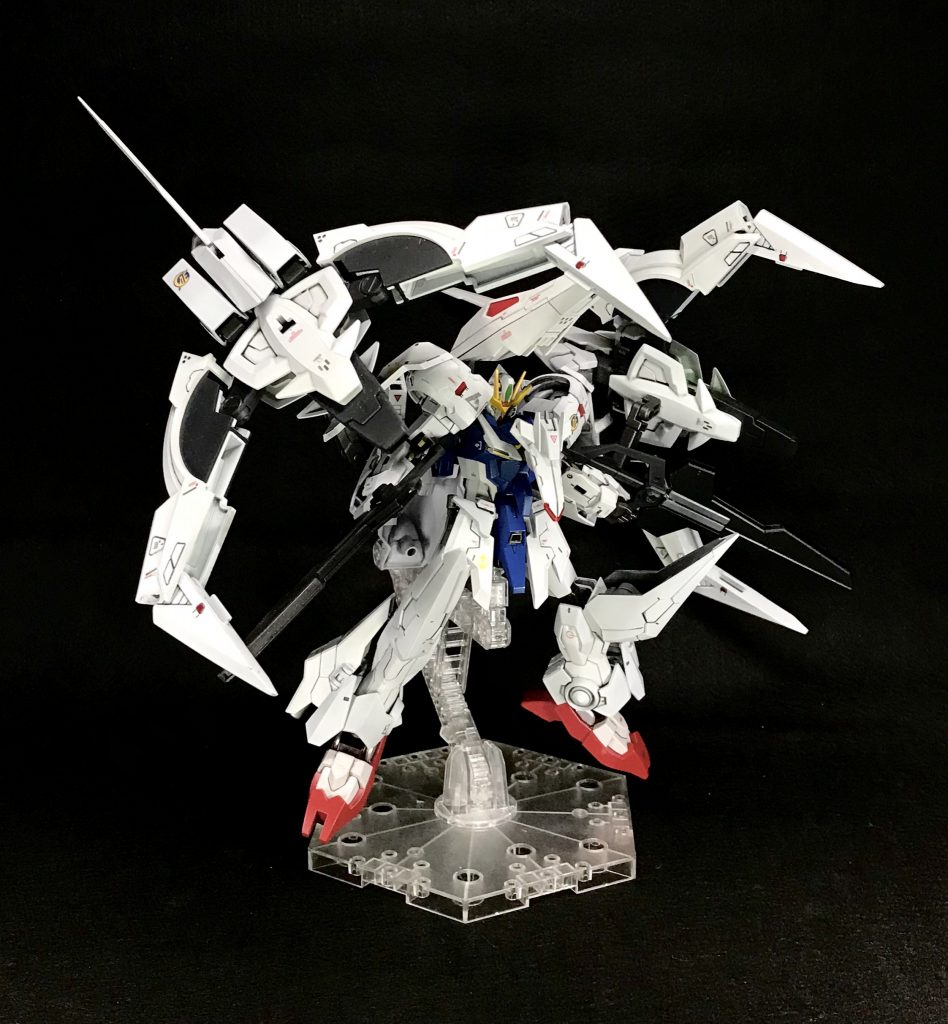 特徴的な形をしているジオニックソードをどうやってシルエットに溶け込ませるかに凄く悩みました😅とにかく、なんかゴチャゴチャした物を久しぶりに作りたいと思ったんです😌