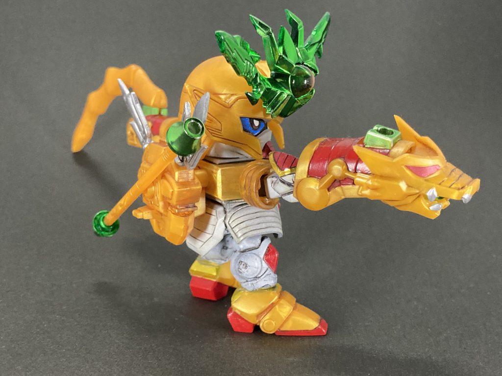 両腕を伸ばし、龍のシルエットを描きます🐉