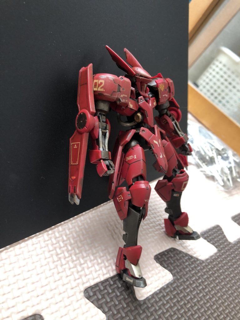 全体的に赤と黒と銀って好きなんですよねぇ。腰の軸パーツにトップコートマスキング忘れて腰がよく取れるようになりました^^;