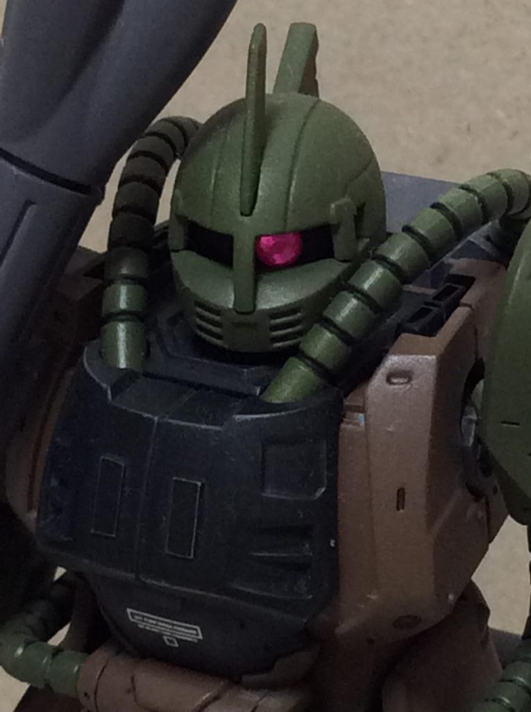 モノアイは100均のストーンシールを使用。