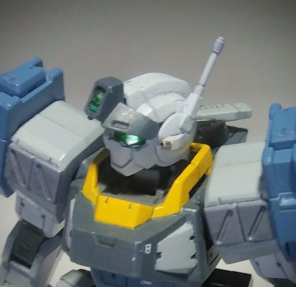 ジャンクパーツからバイザーを作成、一応は開閉可能です。ゴーグルは、キットではシールで色分けだったため、削り込んでからラピーテープを貼り、弁当のフタをクリアパーツ替わりにはめました。アンテナは鉄血オプションのモビルワーカーの砲身と交換、バルカンのマズルにはシャーペンの先端を分解カットして埋めております。