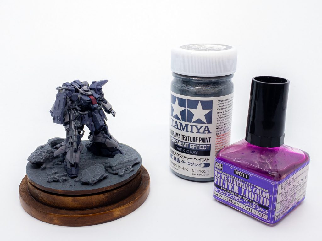 ウォッシングにはレイヤーバイオレットを使用。ベースはバークチップや砂利で地形を作り、タミヤのテクスチャーペイントで塗装、シルバーでドライブラシをかけました。以上、ガンダムアーティファクト ザクIIIでした。