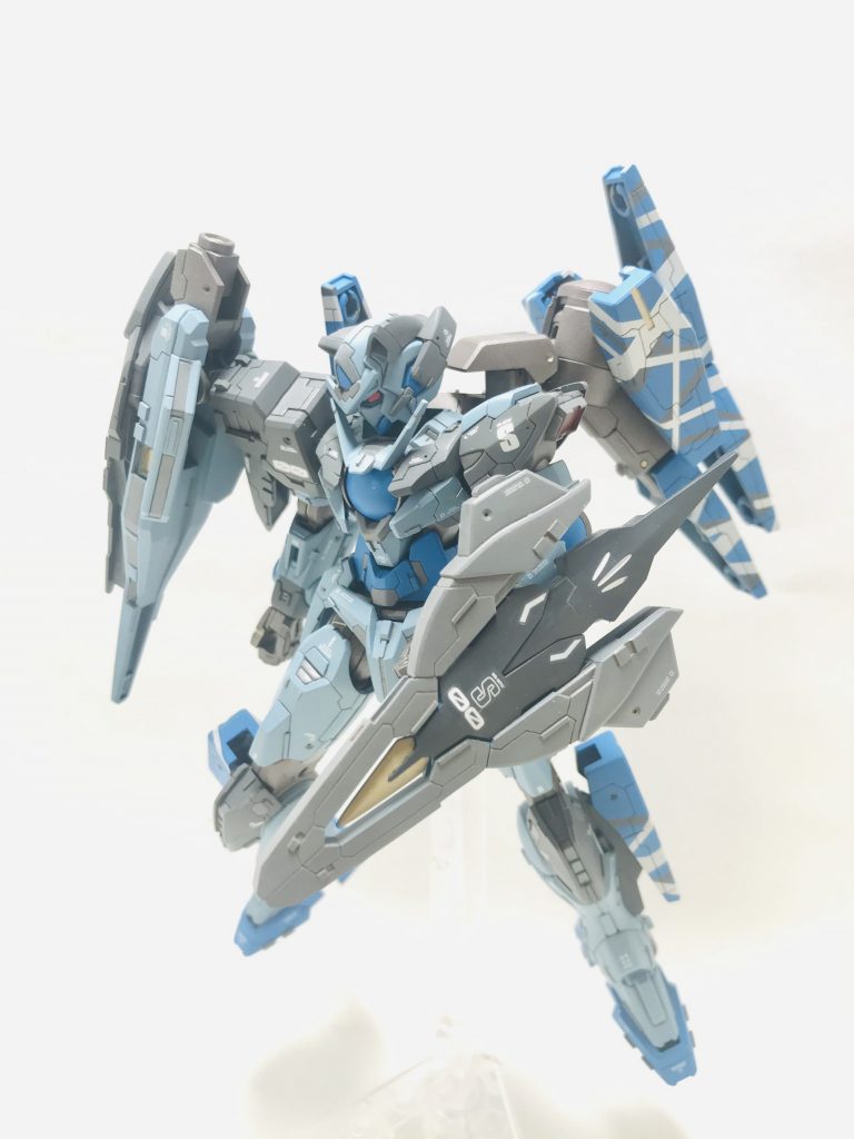 攻撃しないガンダムに、いったいどんなポーズを取らせればいいのかーーまさに迷いが体現されたかのようなフワッとしたポーズです笑　お兄さん譲りの槍は完全に盾になりました。